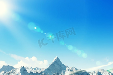 会议背景蓝色摄影照片_冬天。雪中高山的背景图像