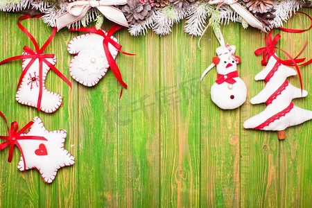 圣诞毛毯玩具。圣诞复古装饰的居家和圣诞树玩具，白色和红色元素，毛毡上有花边和丝带