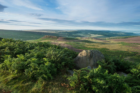 英国山顶区夏季从希格托尔到母帽的美丽黎明日出景观图