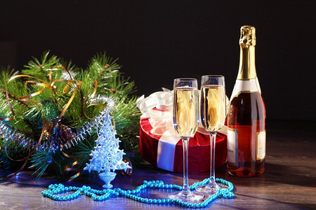 好的好的摄影照片_新年派对上的几杯香槟。准备好迎接新年的两个香槟酒杯