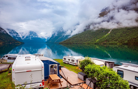 家庭度假旅行房车，房车度假，房车度假。美丽的自然挪威自然景观。