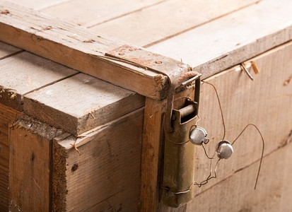 老箱子摄影照片_特写的金属闩锁与密封在旧木箱子