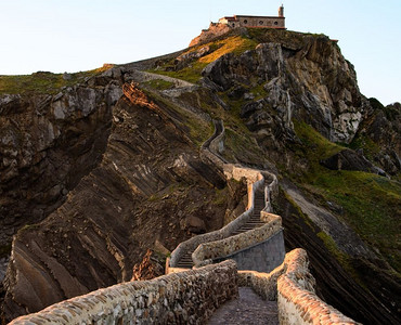 San Juan de Gaztelugatxe，它的中世纪楼梯和桥在日落，巴斯克国家，西班牙。圣胡安德加斯特卢加茨