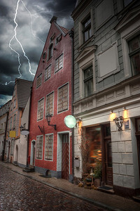 雷雨大并伴有闪电。里加街上的老房子。拉脱维亚。欧洲。雷雨大并伴有闪电。