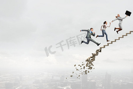 在职业阶梯上克服挑战。年轻的商人走上倒塌的楼梯代表成功的概念