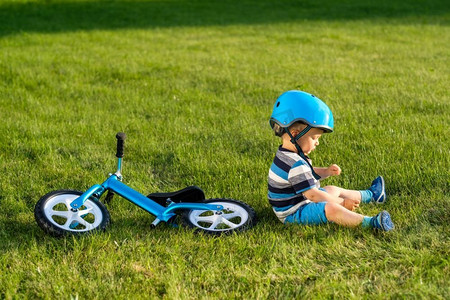 草地玩的孩子摄影照片_草地、游玩、草地、自行车