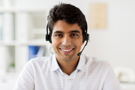 通信、商务、人员和技术概念-办公室戴着耳机的商务人士或求助电话接线员。办公室戴着耳机的商人