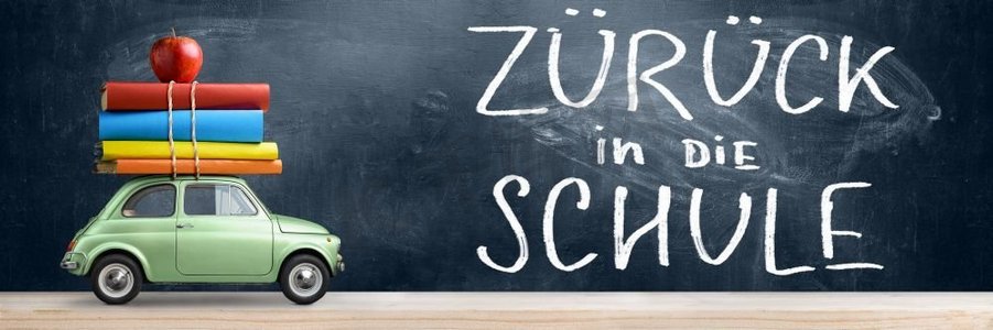 Zuruck De Schule汽车..Zuruck Die Schule的背景。汽车靠着黑板运送书籍和苹果。