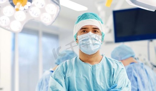 外科、医学与人的概念--医院口罩手术室的外科医生。医院手术室里的外科医生