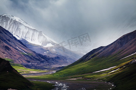 夏天，风景如画的阿拉斯加山脉。积雪覆盖了地块、冰川和多岩石的山峰。