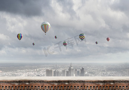 空中的浮空器。概念图像与五颜六色的气球在天空中飞行高