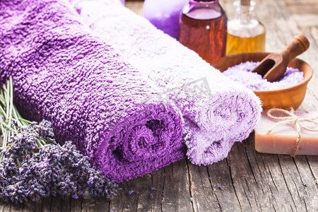 薰衣草温泉-精油，海鲜，紫罗兰毛巾和手工肥皂。薰衣草温泉概念