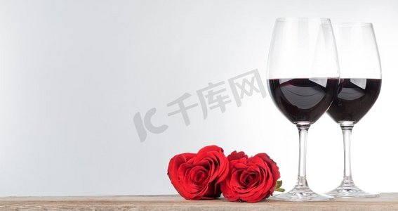 葡萄酒和玫瑰两杯红酒和心形玫瑰，情人节