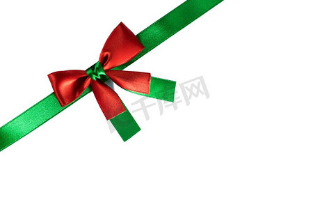 白色的圣诞蝴蝶结。白底红绿相间的圣诞彩带蝴蝶结