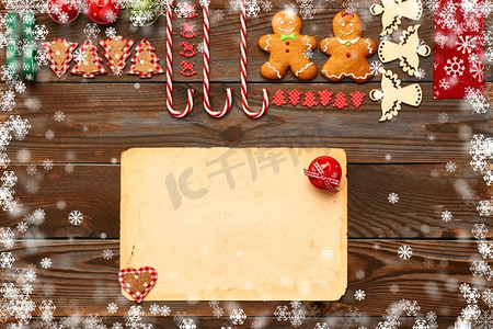 小山丘背景摄影照片_圣诞节自制姜饼曲奇饼和手工装饰在木背景平奠定静物 