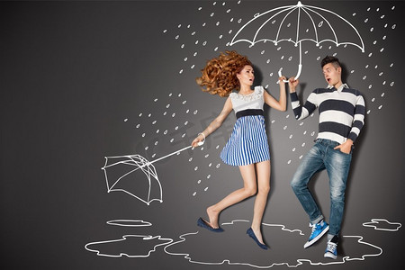 一对笔画摄影照片_《幸福的情人节》以粉笔画为背景，讲述了一对浪漫情侣在雨中的爱情故事。