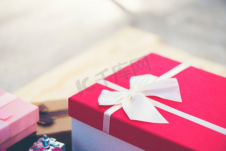 礼盒摄影照片_圣诞节和新年的礼盒礼物