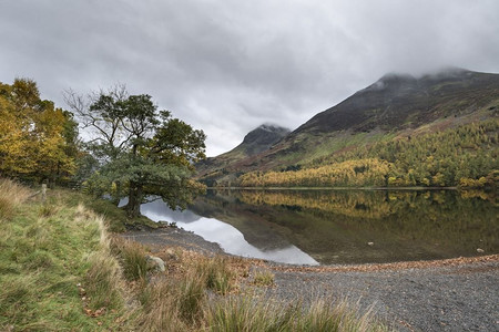 72188663-英国湖区布特梅尔湖令人惊叹的秋季景观图片