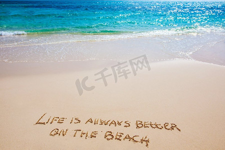 文字夏天摄影照片_海滩上的生活。海滩上的生活永远更美好白色沙滩和大海上的文字