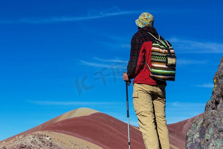 秘鲁库斯科地区维尼康卡徒步旅行场景。蒙大拿州的彩虹山。