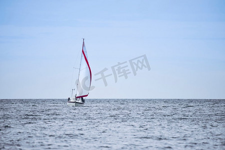 帆软摄影照片_平静的图像帆船在软蓝天与红色帆细节
