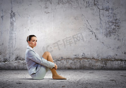 无惧挑战摄影照片_绝望的女商人年轻沮丧的女商人独自坐在