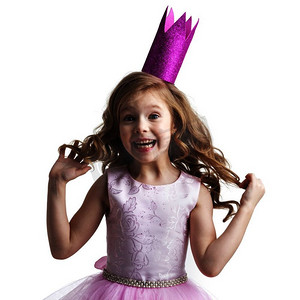 快乐的小公主女孩。快乐的小公主女孩，穿着粉色的裙子，戴着孤立的皇冠，白色背景