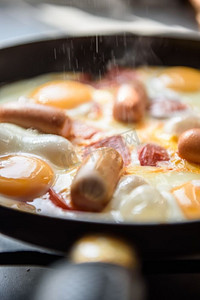 莱热摄影照片_热锅上的煎蛋配香肠和西红柿，做早餐