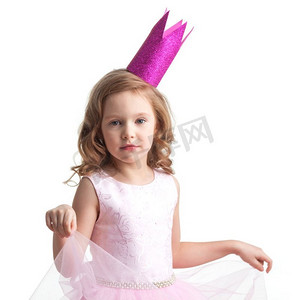快乐的小公主女孩。快乐的小公主女孩，穿着粉色的裙子，戴着孤立的皇冠，白色背景