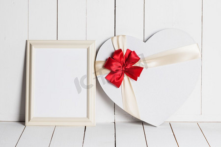 礼物盒盒相框摄影照片_情人节礼盒。情人节礼盒和相框