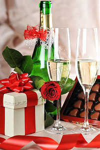 盒装牛角包摄影照片_盒装礼物、香槟和红玫瑰特写