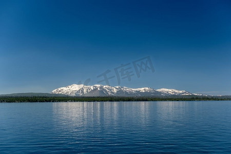 美国怀俄明州黄石湖群山景观