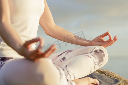 瑜伽女在户外冥想。瑜伽女子在户外冥想，近距离举手
