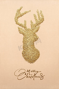 一张创意概念照片，用金色装饰沙子制成的鹿，棕色背景。