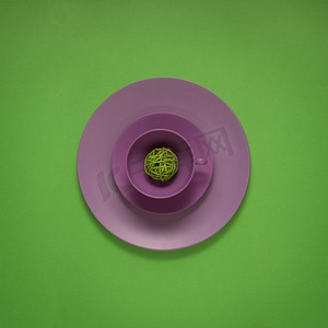 晶瓷画素材摄影照片_绘的盘子创造性的概念照片在绿色背景.