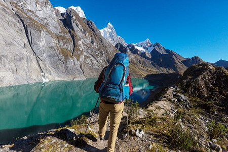 秘鲁科迪勒拉山脉徒步旅行的场景