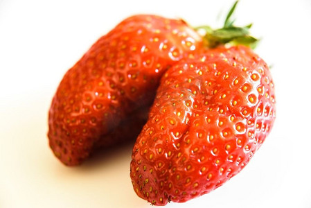 白色背景的双层浆果草莓