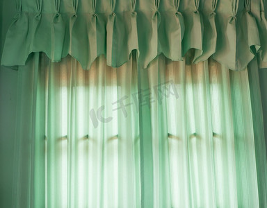 绿色窗帘摄影照片_绿色窗帘