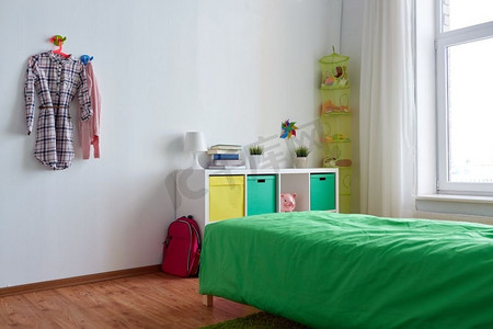 卧室桌子摄影照片_室内、家居和家具概念-儿童房，配有床、架子、桌子和配件。儿童房内部，配有床、架子和附件