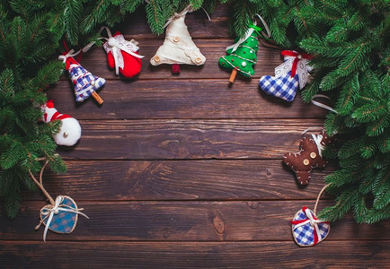 圣诞复古装饰-蓝色格子布玩具放在带有复印空间的木桌上。圣诞复古装饰
