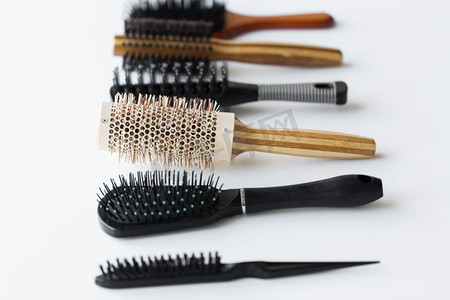 头发工具，美容和美发概念-不同的刷子或梳子在白色背景。不同的发刷或梳子