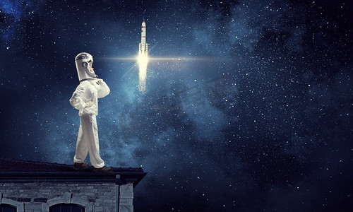 梦想探索太空。头顶纸箱的年轻女子想象自己是宇航员