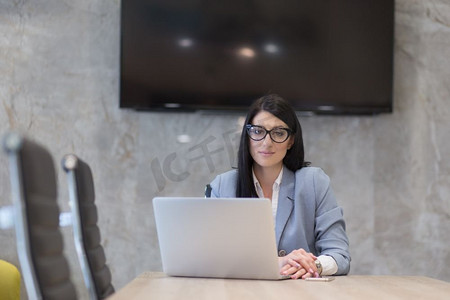 年轻女性企业家自由职业者工作使用笔记本电脑在共享办公空间