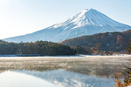 迎战风雪摄影照片_Mt.Mt.日本川口县川口湖深秋的富士风雪