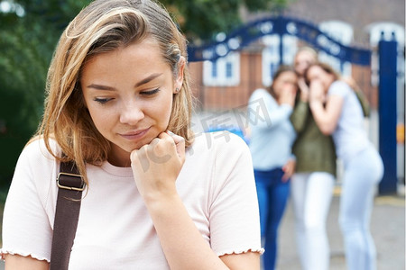 不快乐的女孩被学校的朋友八卦