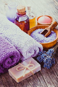 薰衣草温泉-精油，海鲜，紫罗兰毛巾和手工肥皂。薰衣草温泉概念