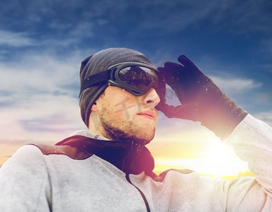 人与冬季运动概念-戴着滑雪护目镜的年轻人在户外。冬季户外戴着滑雪护目镜的运动员