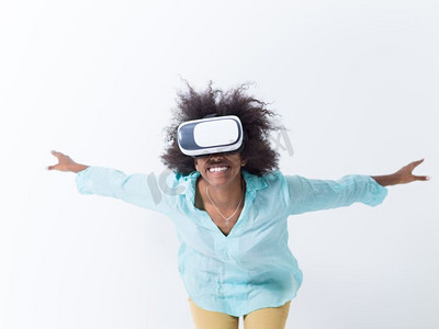 获得经验摄影照片_愉快的非洲裔美国人女孩获得使用虚拟现实VR耳机眼镜的经验，隔绝在白色背景