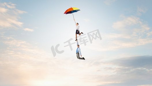 逃离办公室商务人士在天空中飞行的伞