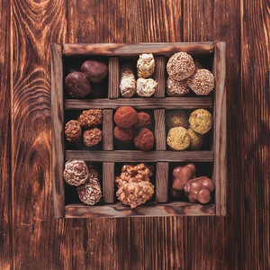 木盒里的各式巧克力糖果很畅销。奢华的手工糖果。巧克力糖果盒